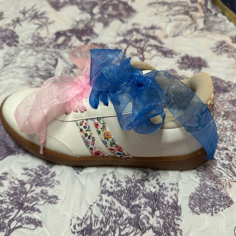 MKS Women’s Shoes Size 8 White With Floral Pattern on Side & Heel Organza Laces - Picture 2 of 6